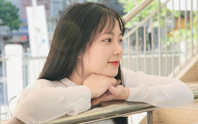 Tân sinh viên Đà Nẵng nổi tiếng MXH khi diện combo áo dài trắng + xõa tóc xinh như thần tiên tỷ tỷ Ảnh 2