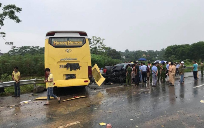 Xe khách giường nằm mất lái lao qua dải phân cách đâm nát đầu ô tô 4 chỗ, 5 người nhập viện cấp cứu Ảnh 2