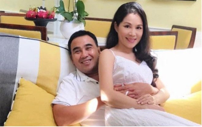 Bà xã Quyền Linh: Ra đường là bà chủ, về nhà vẫn quỳ gối trước mẹ chồng để tháo dép, phủi chân cho mẹ bước vào nhà Ảnh 2