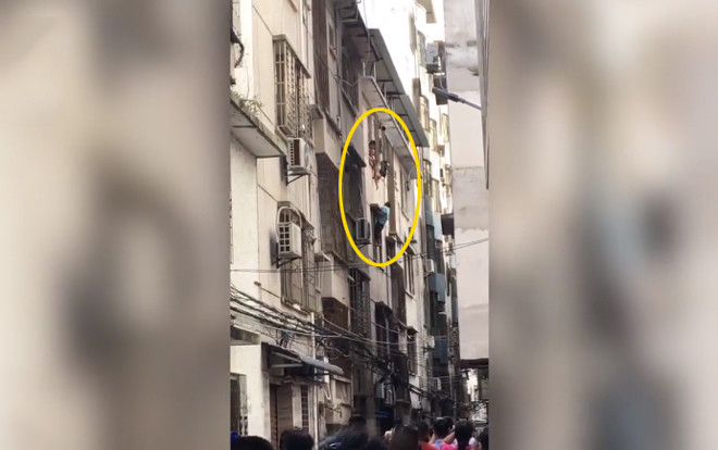 'Người nhện' tay không trèo tầng 4 giải cứu cậu bé bị mắc kẹt ở ban công Ảnh 2