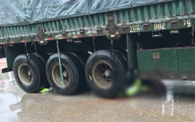 Xe đầu kéo ôm cua, cuốn người phụ nữ đi xe máy vào gầm tử vong Ảnh 2