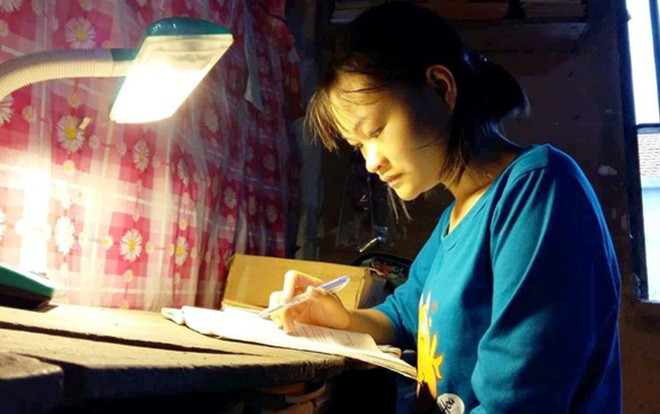 Đỗ đại học y, nữ sinh mồ côi cha chỉ biết nhìn giấy báo nhập học rồi gấp cất lại Ảnh 2