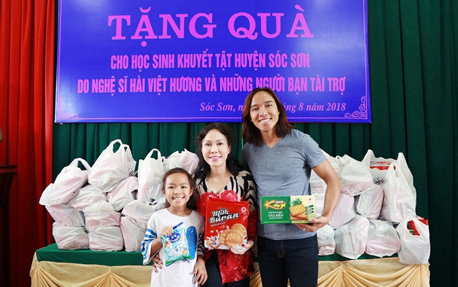 Ấm lòng hình ảnh Việt Hương rạng rỡ bên chồng và con gái tặng quà cho trẻ em khuyết tật Ảnh 2
