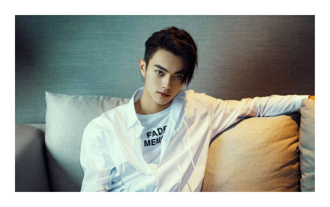 Bấn loạn với vẻ điển trai và gu thời trang phóng khoáng của Phú Sát Phó Hằng, Hứa Khải Ảnh 2