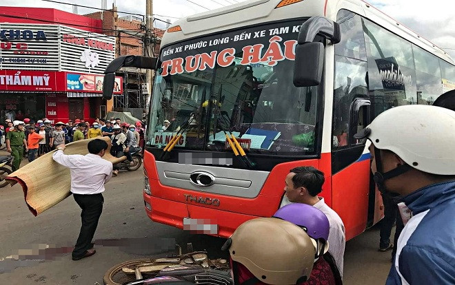 Người thân khóc ngất bên thi thể cụ ông 74 tuổi bị xe khách tông chết thảm Ảnh 2