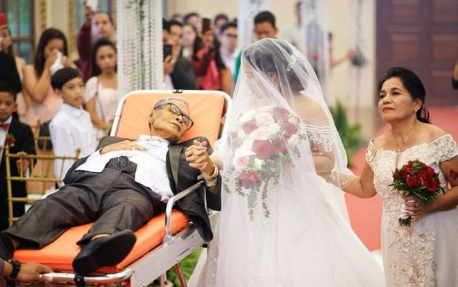 Cảm động người cha sắp qua đời nằm trên cáng dắt tay con gái vào lễ đường Ảnh 2