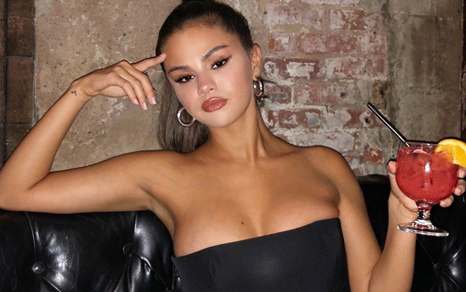Tăng thêm vài kg với thân hình đẫy đà quyến rũ, Selena Gomez khiến fan đứng ngồi không yên Ảnh 2