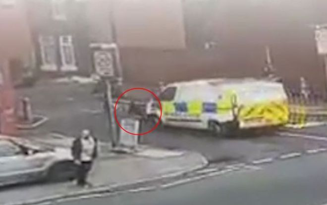 Đang đuổi theo nghi phạm, cảnh sát bị đồng nghiệp lái xe đâm trúng Ảnh 2