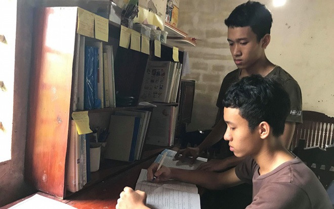 Mồ côi cha, hai anh em sinh đôi lần đầu khiến mẹ phải khóc vì 'lỡ' đỗ đại học Ảnh 2