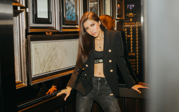 Minh Tú khoe eo tí hon, đọ dáng quyến rũ cùng Rima Thanh Vy Ảnh 2