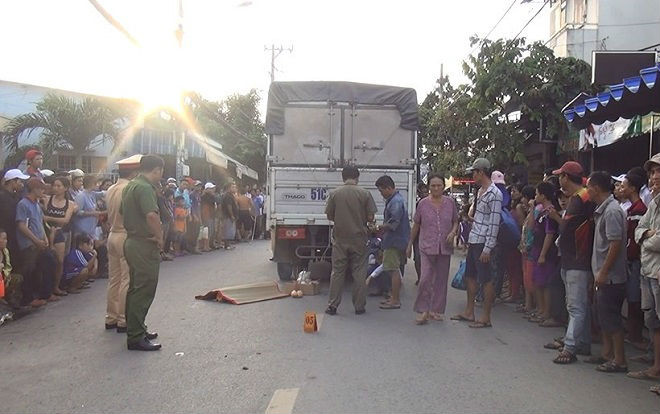 Cặp vợ chồng gào khóc thảm thiết khi con trai 2 tuổi văng khỏi tay người mẹ bị xe tải cán tử vong tại chỗ Ảnh 2