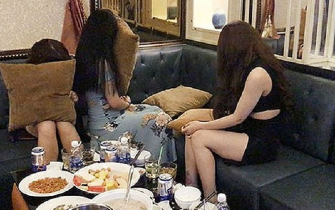 Đột kích nhà hàng khách sạn ở Sài Gòn, phát hiện nữ tiếp viên phục vụ khách mua dâm với giá 5 triệu đồng/lượt Ảnh 2