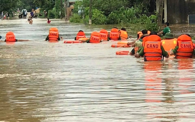Mưa lũ hoành hành ở Nghệ An: 5 người chết, nhiều tuyến quốc lộ tê liệt Ảnh 2