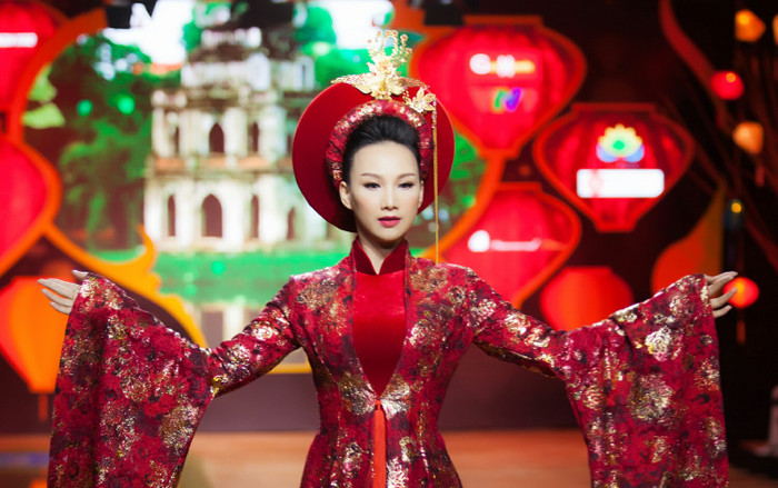 Cựu người mẫu Paris Vũ làm vedette sàn diễn sau 20 năm vắng bóng Ảnh 2