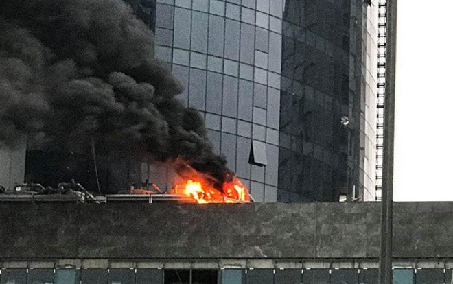 Cháy lớn bảng điện điều hòa tại tòa nhà FLC, cột khói bốc cao hàng chục mét Ảnh 2