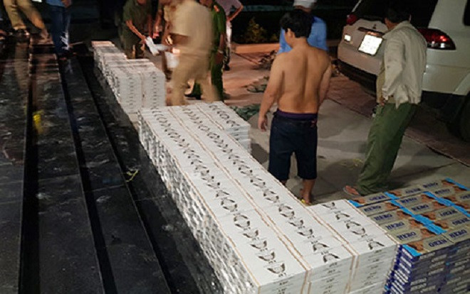 CSGT TP.HCM vây bắt 2 anh em ruột buôn lậu trốn trong bãi cỏ Ảnh 2