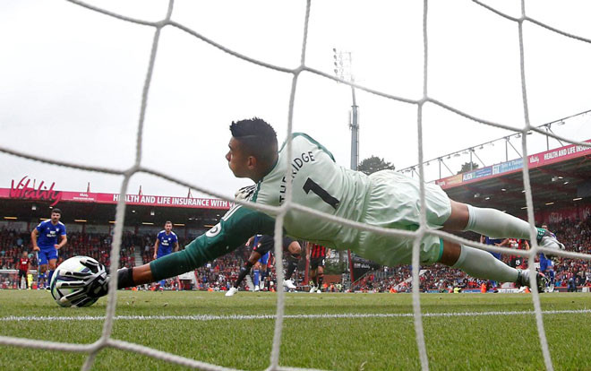 Thủ môn người Philippines liên tục ‘gây bão’ ở Premier League nhờ khả năng cản phá phạt đền Ảnh 2