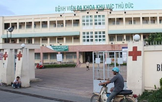 Đang cấp cứu cho bệnh nhân, một nữ điều dưỡng bị đâm chảy máu Ảnh 2