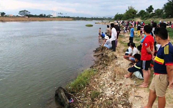 Cha mẹ đi làm, 2 anh em ruột rủ nhau tắm hồ đuối nước thương tâm Ảnh 2