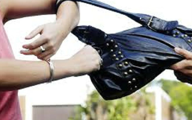 Mẹ con chủ tiệm vàng bị tấn công bằng bình xịt hơi cay và roi điện, cướp hơn 2 tỉ đồng Ảnh 2