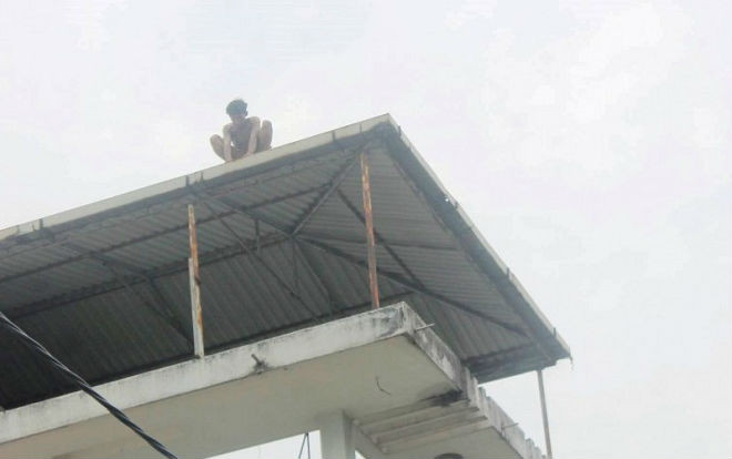 Nam thanh niên nghi 'ngáo đá', trèo lên nóc nhà la hét chỉ thẳng tay lên trời Ảnh 2