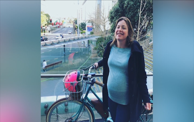 Nữ bộ trưởng tự đạp xe tới bệnh viện sinh con Ảnh 2