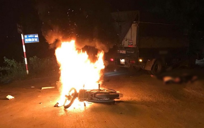 Đâm vào ô tô tải xe máy bốc cháy dữ dội, hai anh em sinh đôi 17 tuổi thương vong Ảnh 2