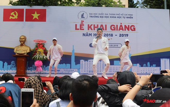 Thanh Duy Idol cùng sinh viên ĐH Khoa học Tự nhiên TP.HCM cháy hết mình trong lễ chào đón năm học mới Ảnh 2