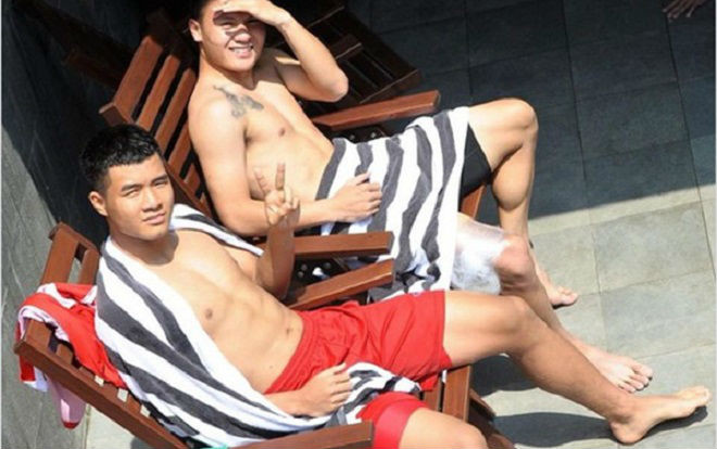 Khoe ảnh tắm nắng cùng Quang Hải, 'thánh lầy' Đức Chinh tự tin khẳng định 'trắng đẹp chứ không đen hôi' khiến fans thích thú Ảnh 2