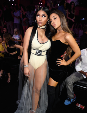 Trân trọng thông báo: Ariana Grande 'hạ mình' nâng váy Nicki Minaj - Khoảnh khắc đẹp nhất VMAs 2018!