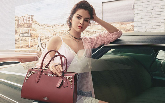 Khi Justin Bieber và Hailey Baldwin chìm đắm ăn chơi thì Selena Gomez đã kịp ra mắt bộ sưu tập túi Ảnh 2