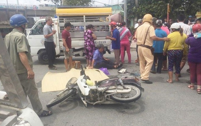 Xót xa cảnh cha gào khóc ôm thi thể con trai sau khi bị xe ben cán giữa đường Ảnh 2