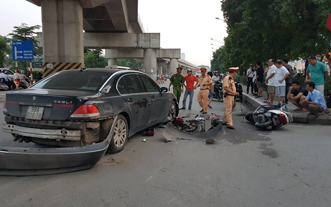 Nữ tài xế BMW tông liên tiếp nhiều phương tiện, 2 cháu nhỏ phải nhập viện cấp cứu Ảnh 2