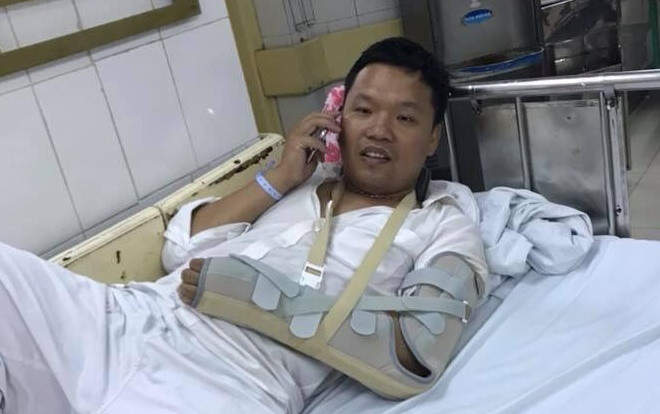 Nam thanh niên vác điếu cày đánh tài xế ô tô con gãy tay sau va chạm giao thông Ảnh 2