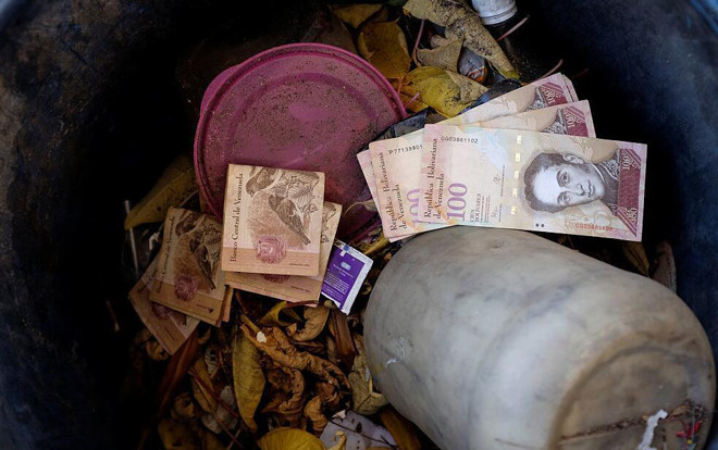 Mắc kẹt trong lạm phát phi mã, người dân Venezuela vứt tiền vào sọt rác không thương tiếc Ảnh 2