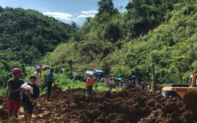 Hàng trăm người chờ đợi giữa trời nắng do Quốc lộ 7 bị sạt lở Ảnh 2