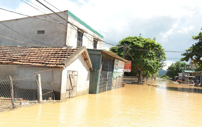 Người dân Nghệ An gồng mình đối phó với lụt trong thời tiết nắng nóng kéo dài Ảnh 2