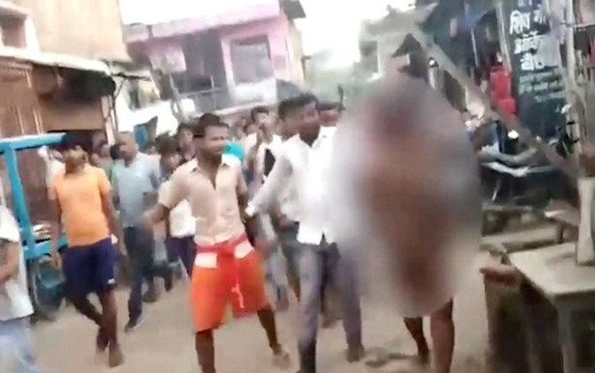 Đám đông mù quáng đánh đập người phụ nữ rồi lột đồ diễu phố Ảnh 2