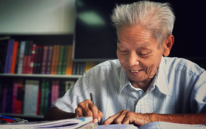 Ông lão U80 ở Sài Gòn ngày ngày cặm cụi đến thư viện luyện học tiếng Anh vì tình yêu dành cho con gái Ảnh 2