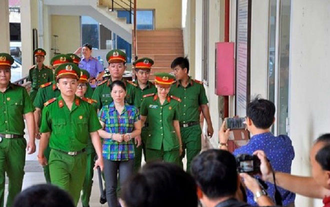 Xét xử nghi phạm phân xác chồng vứt thùng rác phi tang ở Bình Dương: Người vợ xuất hiện bình thản tại phiên tòa Ảnh 2