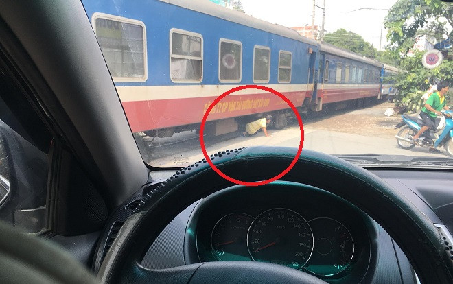 Hoảng hồn cảnh người dân luồn lách qua gầm đoàn tàu để qua đường Ảnh 2