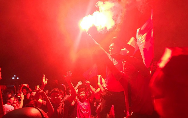 Vỡ òa sau bàn thắng ở phút 88 của Công Phượng: 'Các anh cứ tiếp tục thi đấu, chuyện đi bão cứ để cổ động viên lo' Ảnh 2