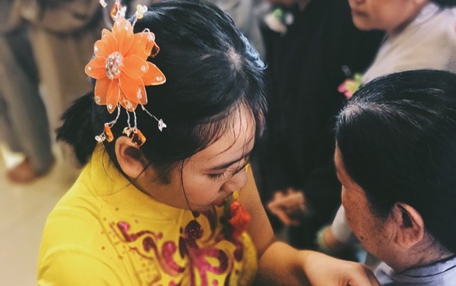 Hàng trăm người dân Sài Gòn xúc động rơi nước mắt trong lễ hoa hồng gài áo ở Đại lễ Vu Lan Ảnh 2