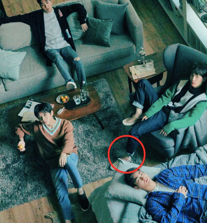 Còn JR (NU’EST W) thì không có mắt cá chân. Ảnh: Koreaboo