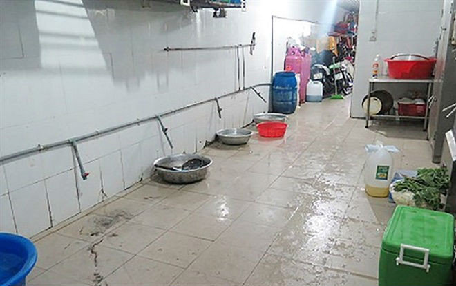 Kiểm tra cơ sở sản xuất suất ăn công nghiệp phát hiện rác ứ đọng trên sàn nhà, nuôi súc vật trong khu vực chế biến Ảnh 2