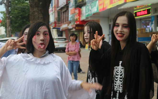 Nhóm thanh niên cải trang ma quái gây náo loạn đường phố Ảnh 2