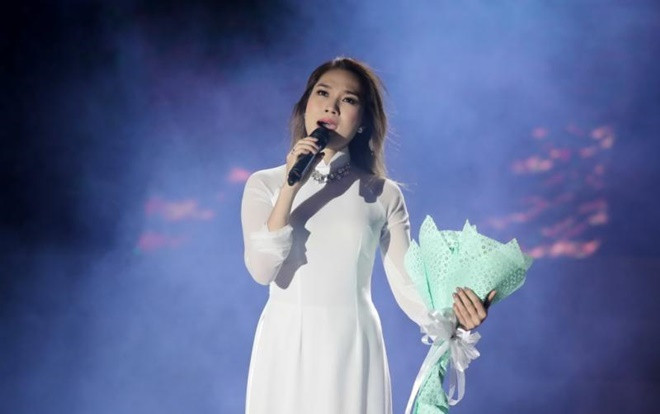 Dù diện áo dài trắng, Mỹ Tâm vẫn 'bất chấp' cởi giày đi theo tiếng gọi của fan Ảnh 2