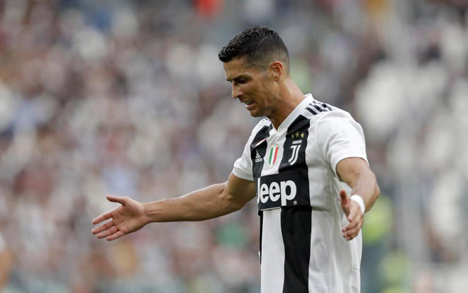 Clip: Ronaldo tự cản phá pha dứt điểm của chính mình Ảnh 2