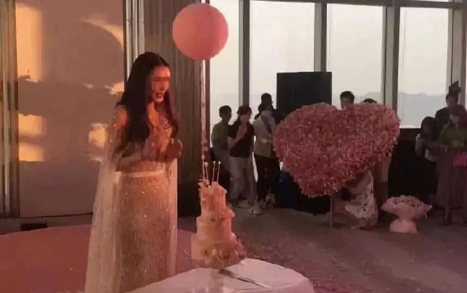 Thanh niên chơi trội lấy hơn 1 tỷ tiền mặt gấp hoa làm quà sinh nhật tặng bạn gái Ảnh 2