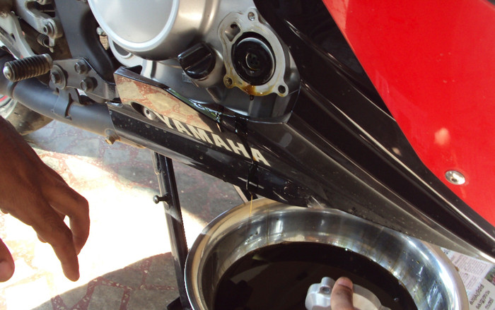 5 lưu ý quan trọng mà bạn cần biết trước khi thay nhớt cho xe máy Ảnh 2